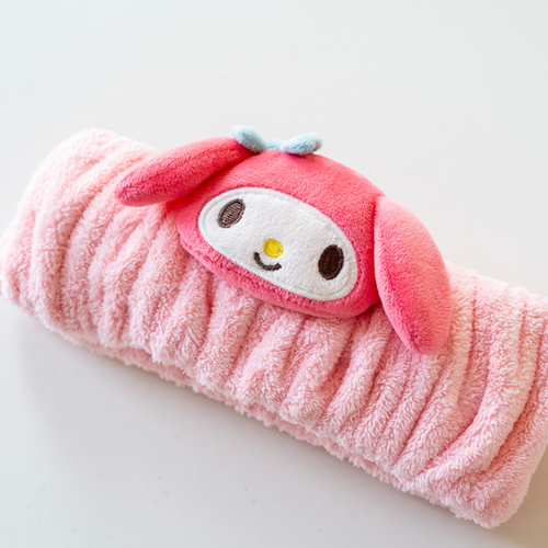 サンリオキャラクターズ　ヘアバンド　P　マイメロディ 優しいピンク色の生地に大きな耳がついた可愛らしいヘアバンドの正面。