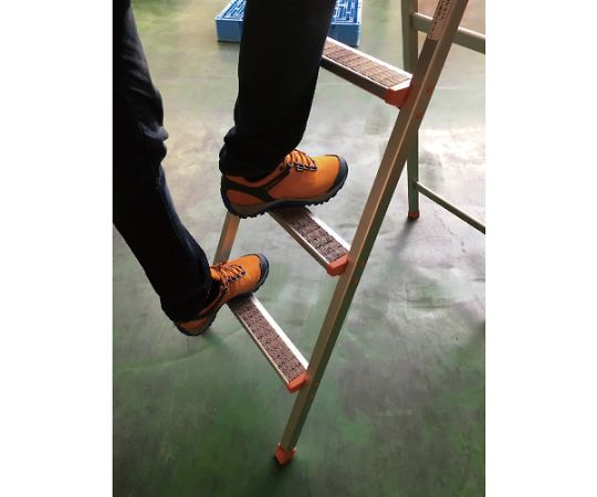 ソフトすべり止めテープ ブラウン テープが巻かれた状態で、表面に滑り止めのテクスチャが見える。