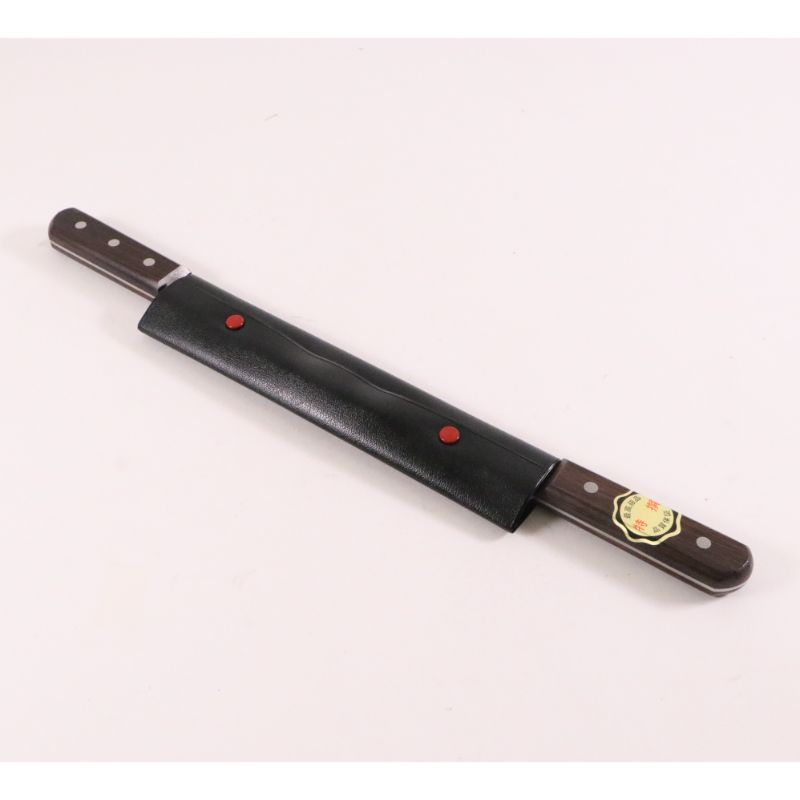 包丁 両手冷凍切 240mm 北正 刃先が手前に向いた単品が黒い柄を上にして平置きされた様子
