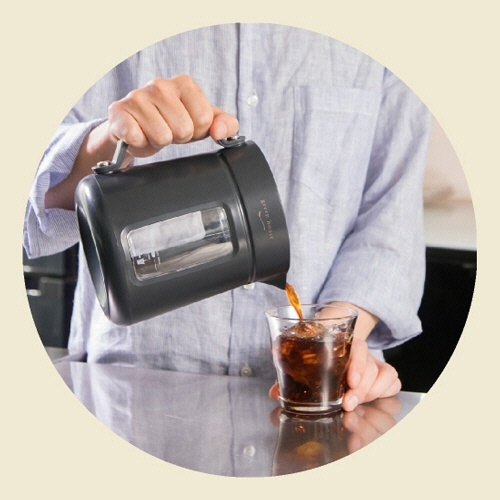 コールドブリューコーヒーメーカー　アイボリーホワイト　1台 シンプルなデザインの本体とホワイトのカラーが際立つ正面からのアングル