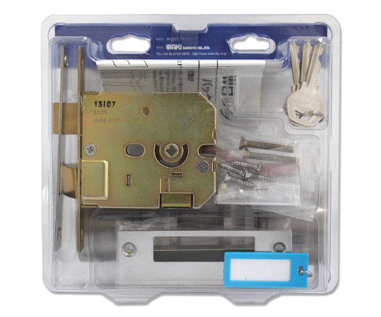 玄関錠　33S5-TRW-32D　バックセット60mm 暗い金属の表面に光沢のある部品が配置されている様子