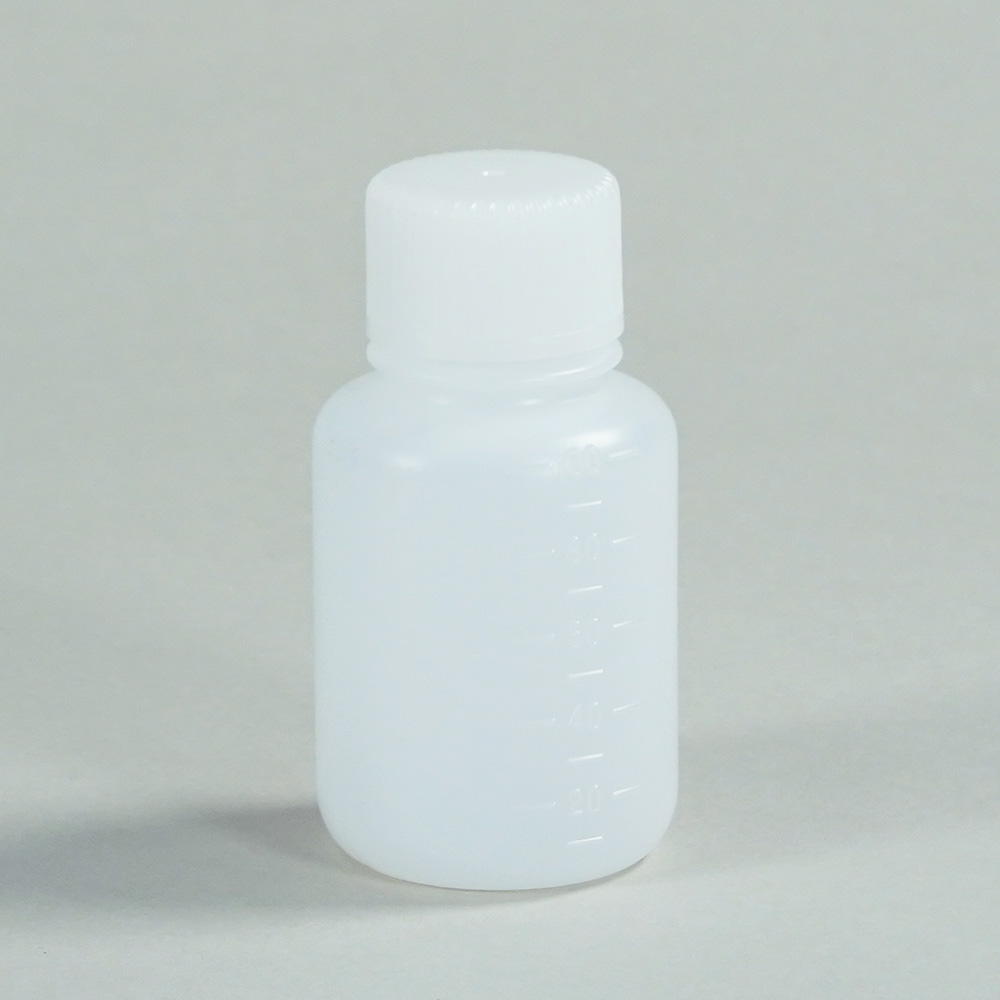 Jボトル丸型 細口（ナチュラル） 100mL 滅菌済 200本 1503-02 透明な細口ボトルが横に並び、クリアな液体が満たされている様子