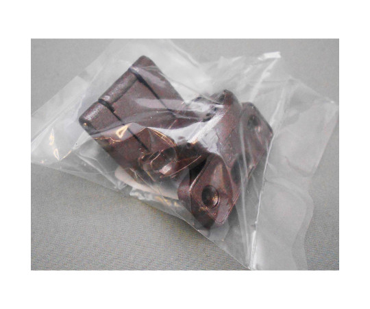 バラ　アングル丁番　24×20mm　GB 金属製のパーツが横向きに置かれている様子