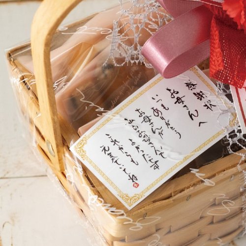 贈答用飾り マザーズデイメッセージカード-9 感謝状(100枚) ヘッズ 色とりどりのデザインが施されたメッセージカードが美しく並ぶ様子