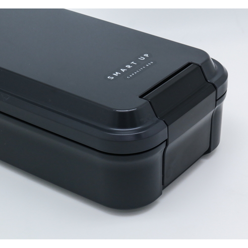 弁当箱　SMARTUPランチ1ダン　850ml 深い青色の蓋が特徴的な横長の容器、透明な部分から中身が見える状態。