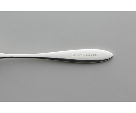 ボンメルト 銅製スプーンセット（G＆S） 光沢のある銅製スプーンが整然と並んだ様子