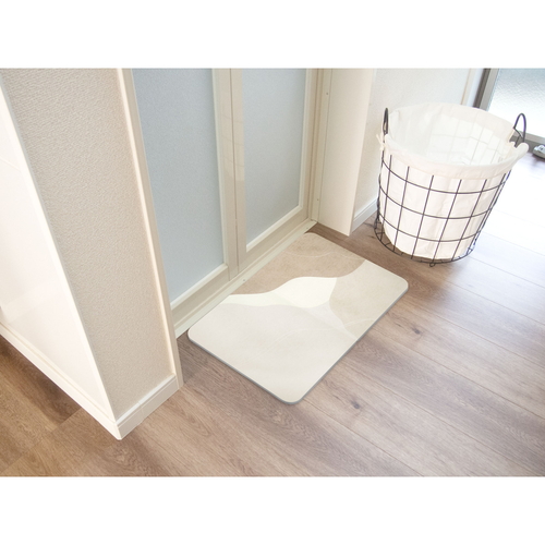バスマット　sofrel　洗えて畳めるソフトバスマット　39×60cm　ニュアンス 柔らかな素材で畳まれたバスマットの横たわる様子