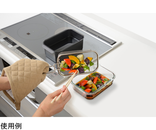 ポコフリット 角型揚げざる メッシュ加工が施された角型の揚げざる、持ち手部分が見える状態