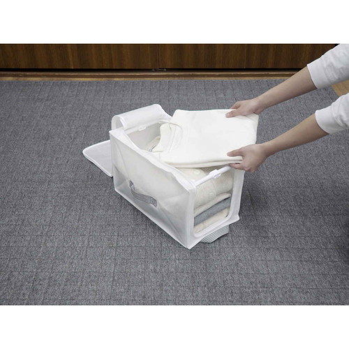 収納ボックス　WPフレーム付衣類収納ベーシックS 手前に置かれたシンプルなデザインの収納ボックスが横から見える状態