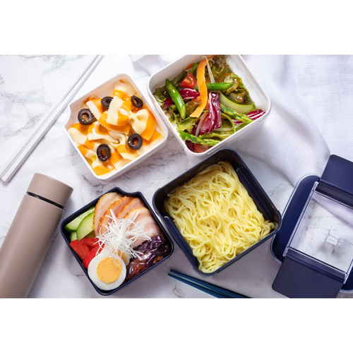 お弁当箱　イージーケアランチボックススクエア2段　680ml　ネイビー 青色の2段ランチボックスが横向きに並べられている様子