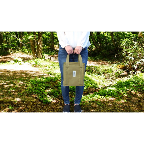 保冷バッグ　BigBee　BOX型　クーラーランチバッグ　サンドベージュ 全体が見渡せる左斜め前からの視点で、軽やかな色合いの布地に特徴的なデザイン。