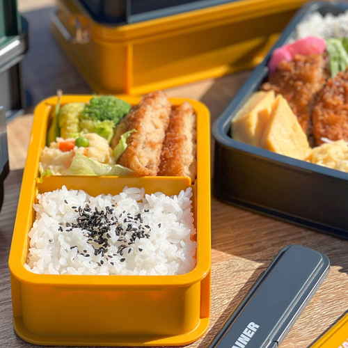 弁当箱　コンテナランチボックス750ML　NV　ネイビー 深いネイビーのボックスが正面から見える状態、蓋が閉じたままの様子。