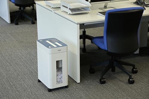 デスクサイドシュレッダー　P10HCS 黒いシュレッダーの側面が見え、上部に開閉可能なフタが搭載されている様子。