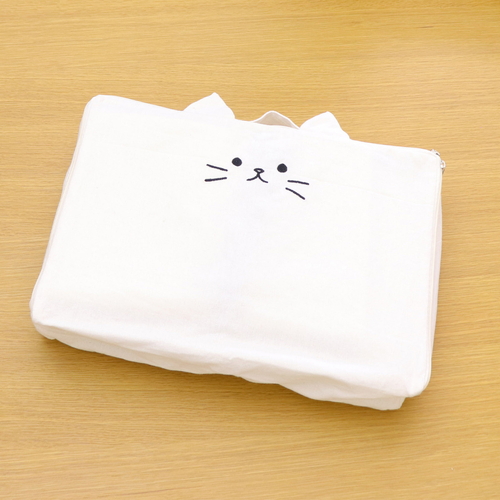 収納袋　猫家電カバー　カセットコンロカバー　シロ 白いカバーが猫のデザインで装飾されている、横から見た様子