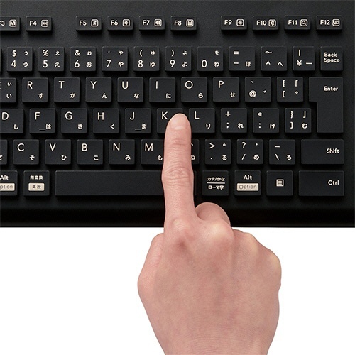 洗える　抗菌　無線キーボード　ブラック　1台 キーの上面が見える角度で、黒い筐体と柔らかい質感が強調された状態