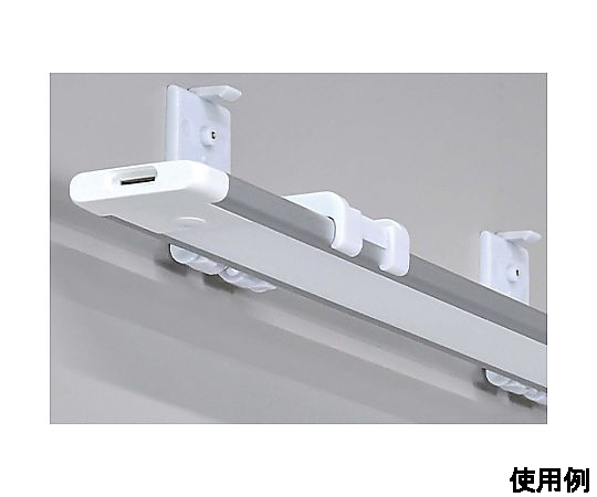 AC100V/14.5W　照明灯/LED（リモコン付） リモコンが添えられ、明るい光を放つ照明器具の上部が見える状態