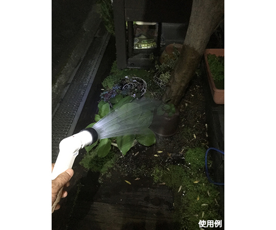 LED帽子ライト 白い帽子に取り付けられた明るいライトの様子