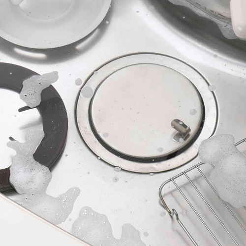 止水フタ　排水口　水止めキャップ 透明なキャップが排水口の上に置かれている様子