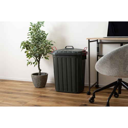 ゴミ箱　タフカン60L　チャコールグレー 厚手のボディと持ち手付きの蓋が特徴的な、斜めから見たデザイン