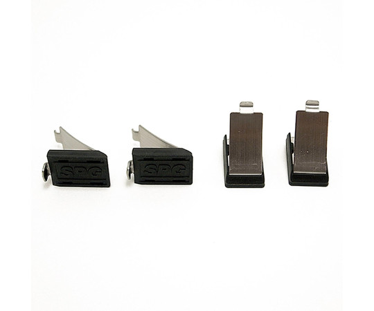 ステンレス棚受V型　シルバー・黒カバー　4個入 黒カバー付きの棚受けが4個並べられ、シルバーの金属光沢が際立つ状態