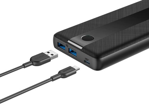 PowerCore III 19200 正面から見たコンパクトなデザインの充電器、バッテリー残量を示すライトが点灯中