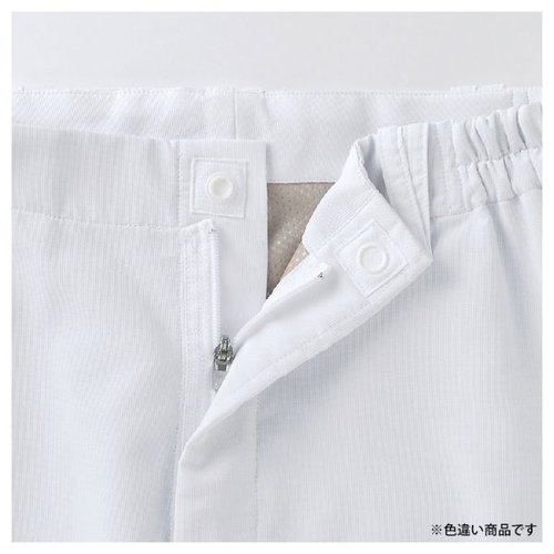 カジュアルパンツ パンツ 兼用 ブルー L 住商モンブラン ハンガーに掛けられた青色のパンツ、前面にポケットが見える状態