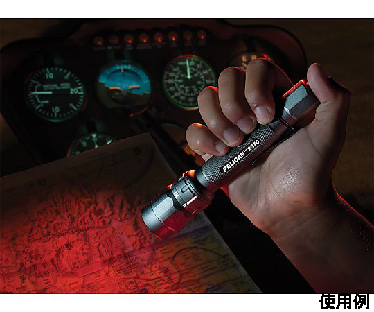 [単3x2本] フラッシュライト/LED(白･赤･緑) 異なる色のLEDライトが直立し、各色が鮮やかに際立っている様子