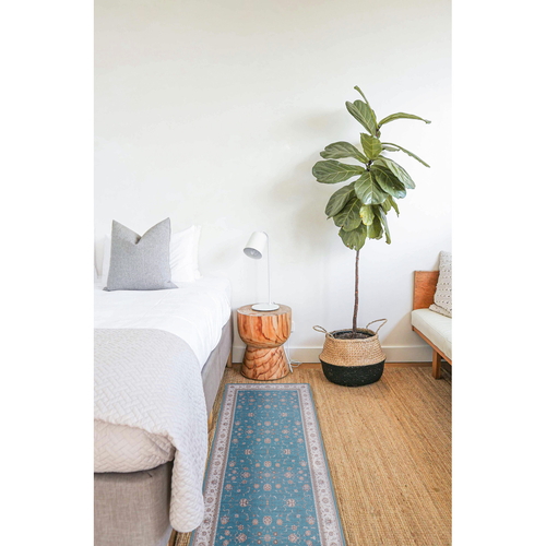 キッチンマット　khastan　インテリアマット45X120cm　ブルー しっかりとした質感の青いマットが広げられた様子