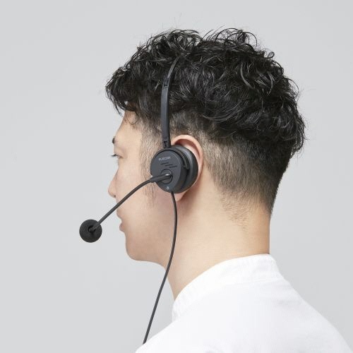 片耳オーバーヘッドタイプ　USB　ヘッドセット　約1.8m　ブラック　1個 ヘッドセットがクリアに表示されている状態、マイクが左側に配置された角度