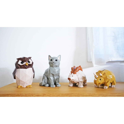 貯金箱　スオーラ　マネーバンク　Cat 猫の顔のデザインが施された、金色のスタイリッシュな貯金箱の正面が見える状態