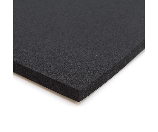 EPDMゴムシート　厚さ10mm×幅500mm×長さ500mm 表面に滑らかなテクスチャーがあり、黒い矩形のシートが置かれている状態