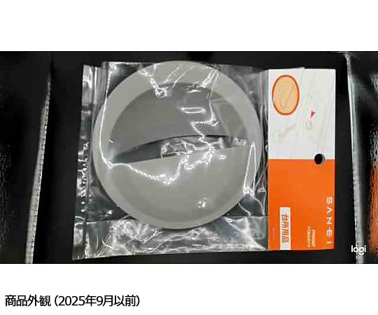 シンクの排水口の蓋　PC排水栓フタ 透明な素材で作られた丸型の蓋が静かに置かれている様子