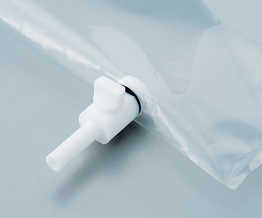 サンプリングバッグ(2フッ化)　1口コック 透明なバッグが白い背景に置かれ、上部にコックが付いている様子