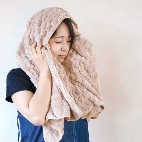 ヘアドライタオル　カラリポコ　ベージュ シンプルなデザインのベージュのタオルが広げられた様子