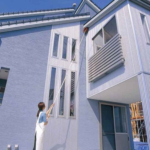 外壁・天井払い　ホコリ取り　高所清掃シリーズ　外壁　天井　払い　吹き抜け 高所作業用のクリーニングツールが立てかけられた様子