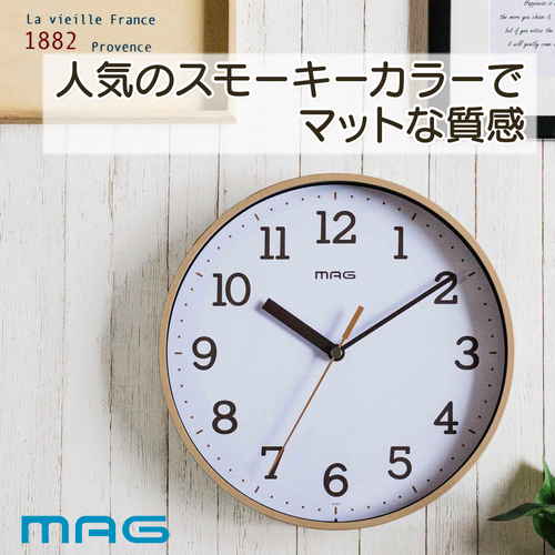 掛け時計　掛時計　ガレット　アイボリー 丸いアイボリーの文字盤とシンプルな針が特徴的な時計が壁に掛けられた様子。