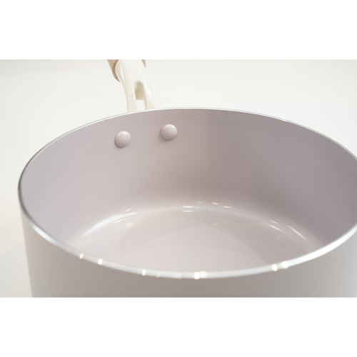 セラミック加工　IH対応ガラス蓋付片手鍋　18cm　ハルミック　ペールパープル 鍋の内側が見える上からのアングル、透明のガラス蓋がしっかりと閉まっている様子