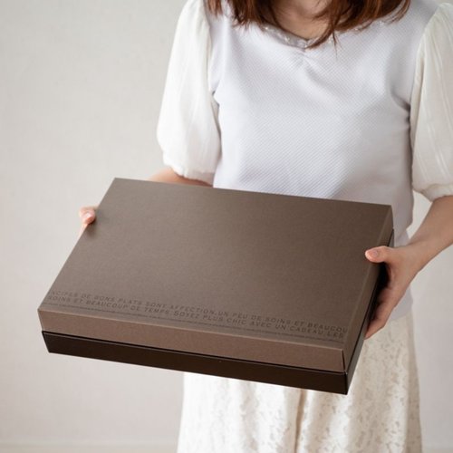 ギフト箱 モダンギフトBOX-L(10枚) ヘッズ 軽やかなデザインのギフトボックスが横向きに並んでいる様子