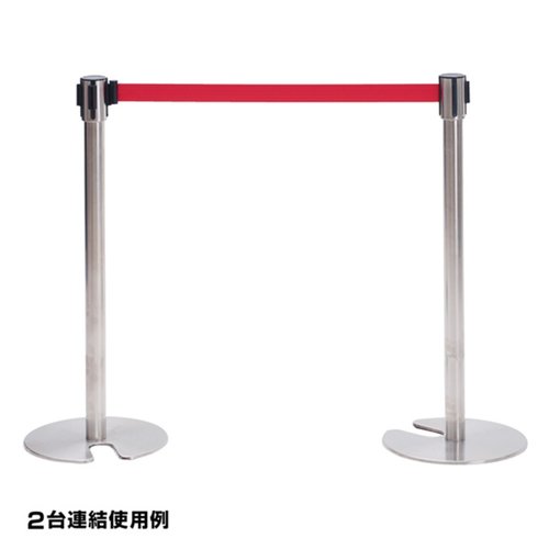 売場備品 ベルトパーティションSUS-2(H94cm)赤 友屋 赤いベルトパーティションが直立し、壁面に取り付けられた支柱と一緒にフレームを成している様子。