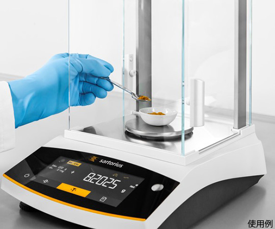電子天びん Entris® Ⅱ BCE エッセンシャルシリーズ 商品が斜めから撮影された状態で、ディスプレイが明るく表示されている様子。