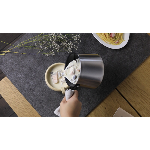 マルチポット　1.25L　IH対応　copan　ガラス蓋付き　二層鋼多用途ミルクパン 透明なガラス蓋が特徴的な、持ち手付きの鍋が正面から見える状態