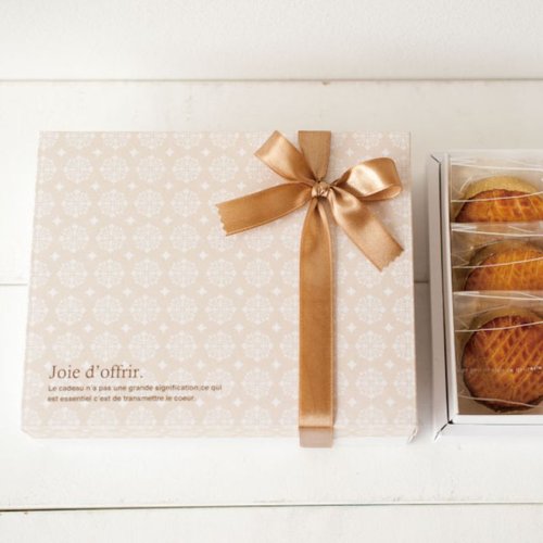 ギフト箱 ヨーロピアンギフトBOX クリーム-XS(10枚) ヘッズ クリーム色のギフト箱が重ねられ、上部が開いた状態