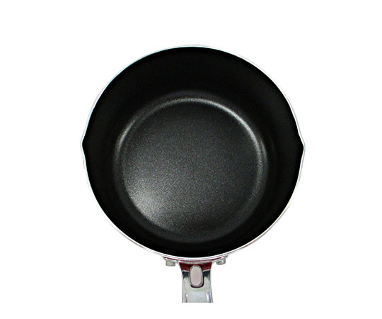 HONEYCOOK IH兼用 雪平鍋 内面ふっ素加工 20cm 光沢のある内面と取っ手が見える、鍋が横向きに置かれた状態