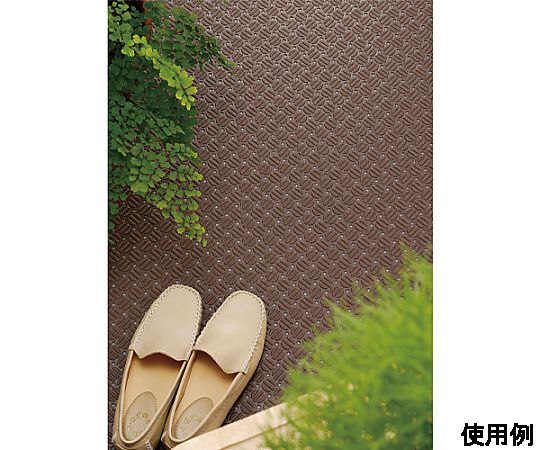 0.92x10m /2mm ノンスリップマット(ブラウン) 滑り止めの質感が見える広い面積のマットが床に敷かれた様子