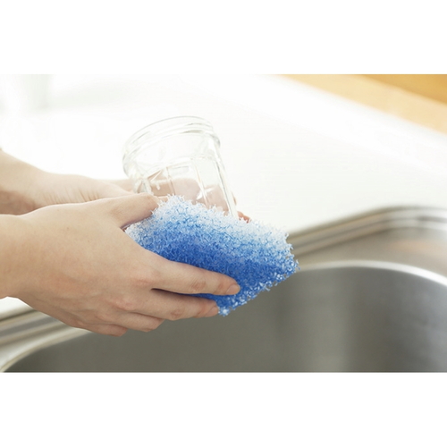 キッチンスポンジ 水切れのよい 激キレ 商品の表面が水に濡れ、柔らかい質感が際立つ様子