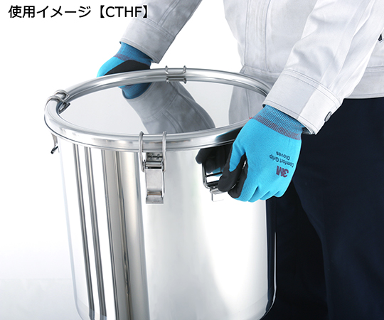 ステンレス折りたたみ取っ手付汎用タンク 50L 金属製のタンクが横に置かれ、折りたたみ取っ手が開いた状態で見える。