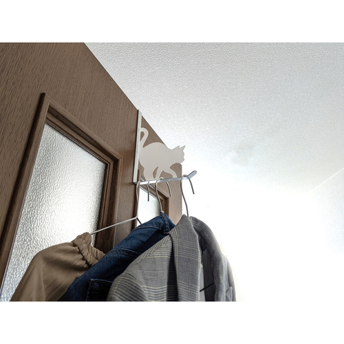 ドアフック　キャットドアフック　うずうず　ねこ　スチール　シロ スチール製のフックが壁に取り付けられた状態、白い色合いが目を引く。