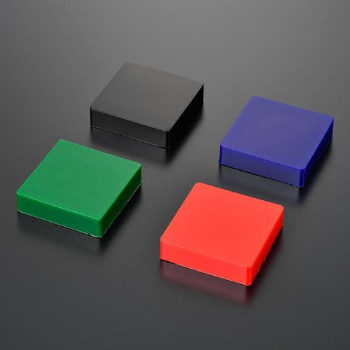 【防災】転倒防止用品 ゲルダンパー 硬度65 100×100×25mm エクシール 半透明の青色のゲル製品が平らな面に置かれた状態