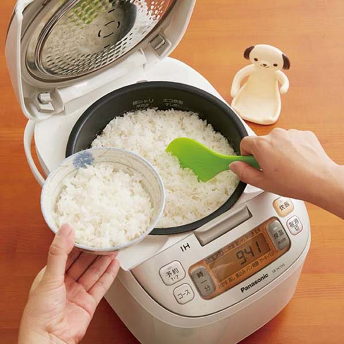 お手伝いワンちゃん　しゃもじろう 色鮮やかなパッケージに囲まれた愛らしい犬のデザイン