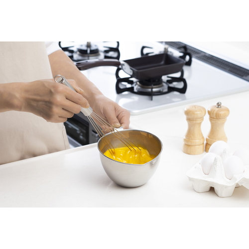 ターナー　Mamacook　ママクック　かきまぜてターナー　ステンレス製 工具的なデザインの黒いハンドルと光沢のある金属のブレードが取り付けられた状態